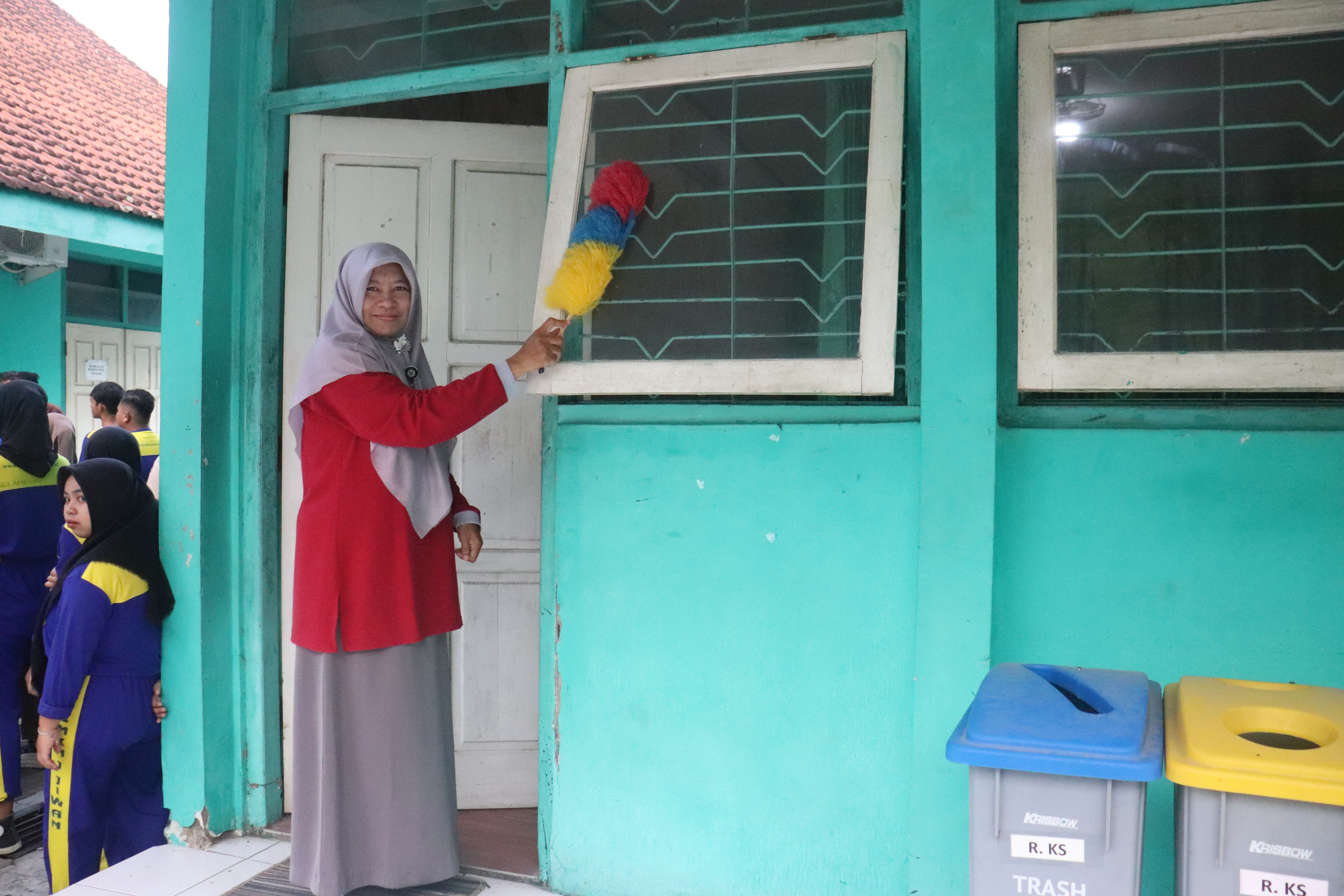 SMK Negeri 1 Jiwan Gelar Jumat Bersih, Wujudkan Sekolah Adiwiyata
